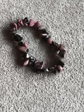 Bracelet pierres naturelles rose noir, perles irrégulières, élastique fantaisie