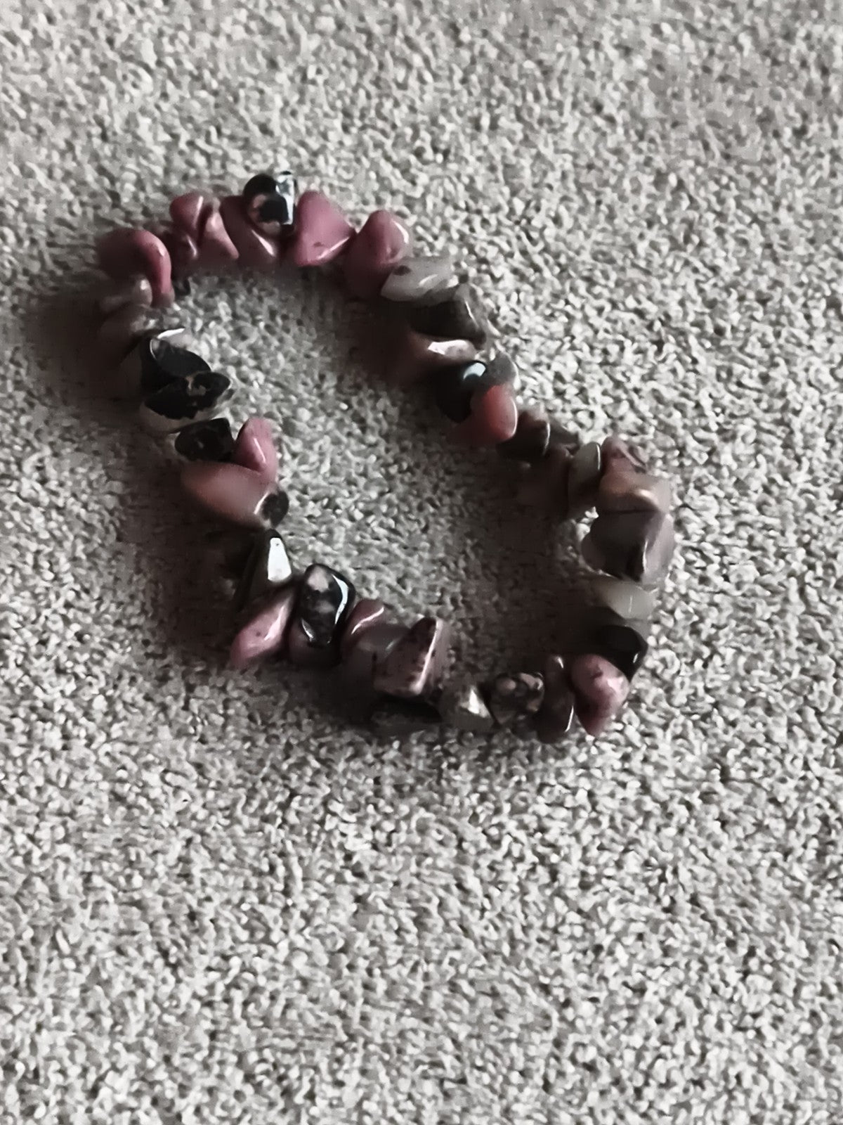 Bracelet pierres naturelles rose noir, perles irrégulières, élastique fantaisie