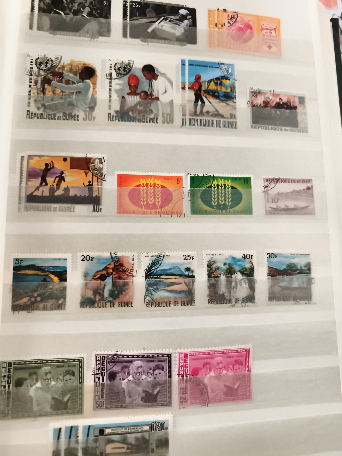 Timbres anciens République de Guinée oblitérés thématiques variées philatélie