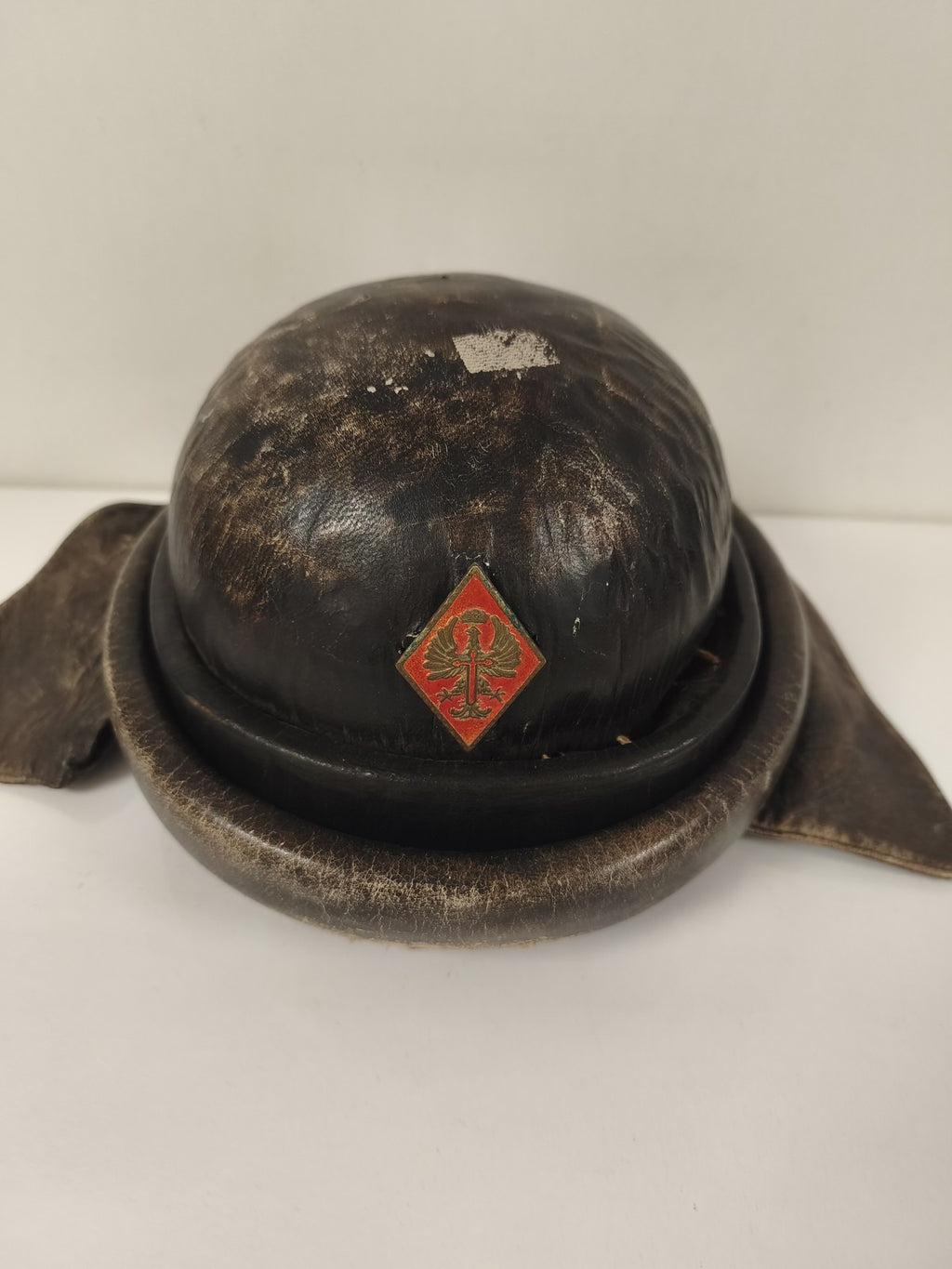 Casque tankiste espagnol modèle 1935 cuir noir insigne rouge