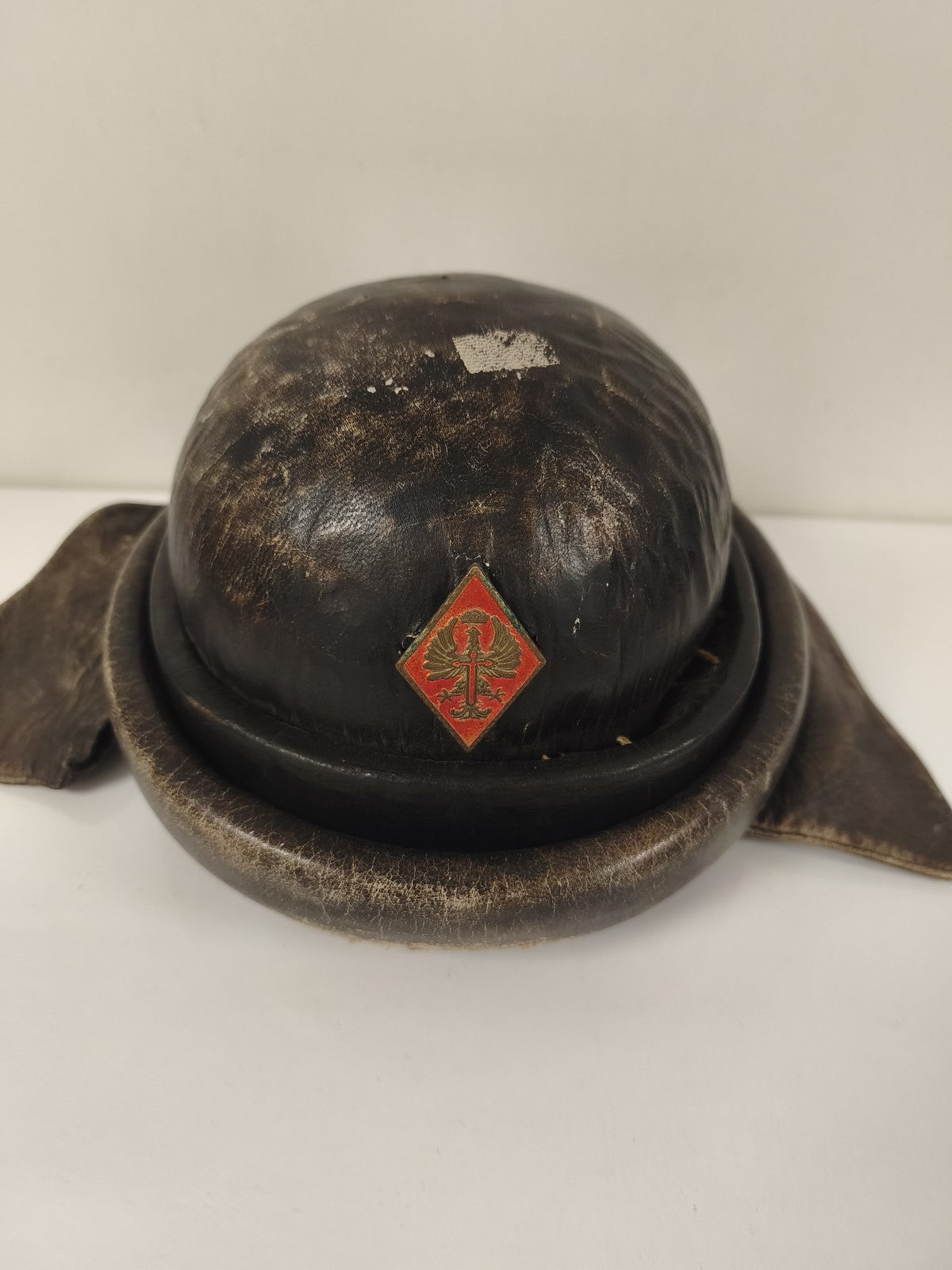 Casque tankiste espagnol modèle 1935 cuir noir insigne rouge