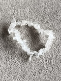 Bracelet chips pierres naturelles translucides blanc, élastique, perles irréguli