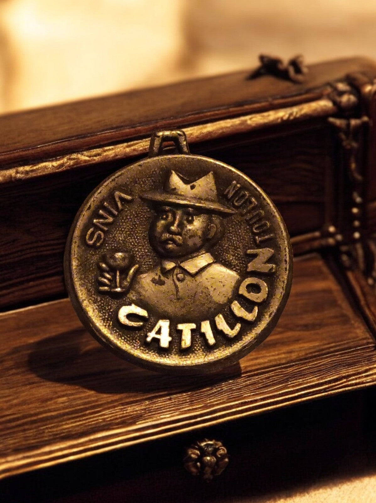 Médaille Clocheton métal doré Côtes de Provence vintage plaque décorative