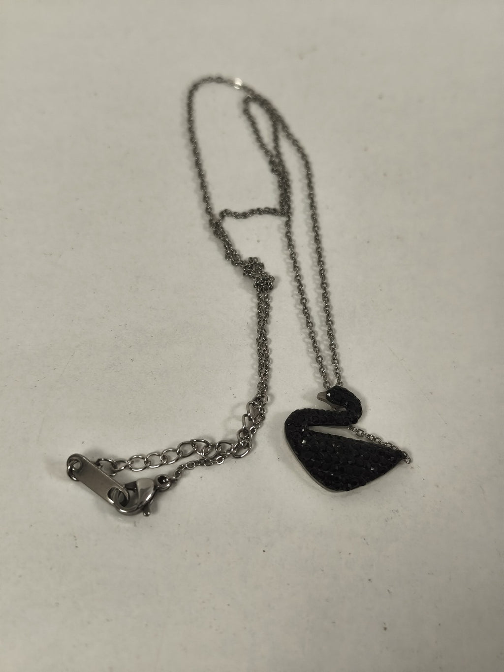 Collier pendentif Swarovski Iconic Swan cygne noir élégant femme occasion
