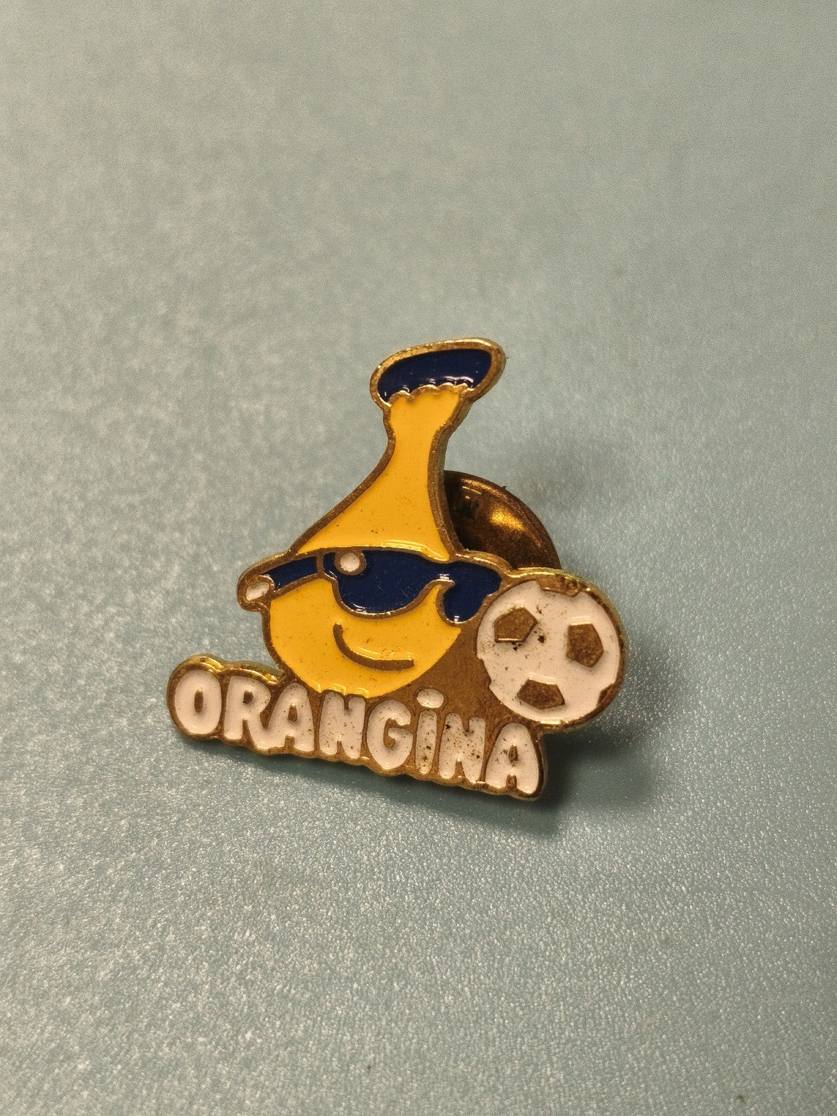 Vintage pin's Orangina mascotte bouteille football collection rétro