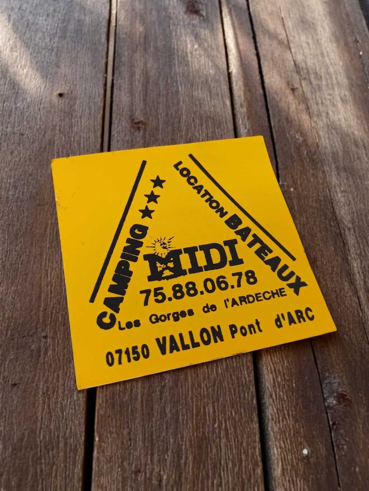 Autocollant vintage Camping Midi jaune rétro Ardèche Vallon Pont d’Arc déco