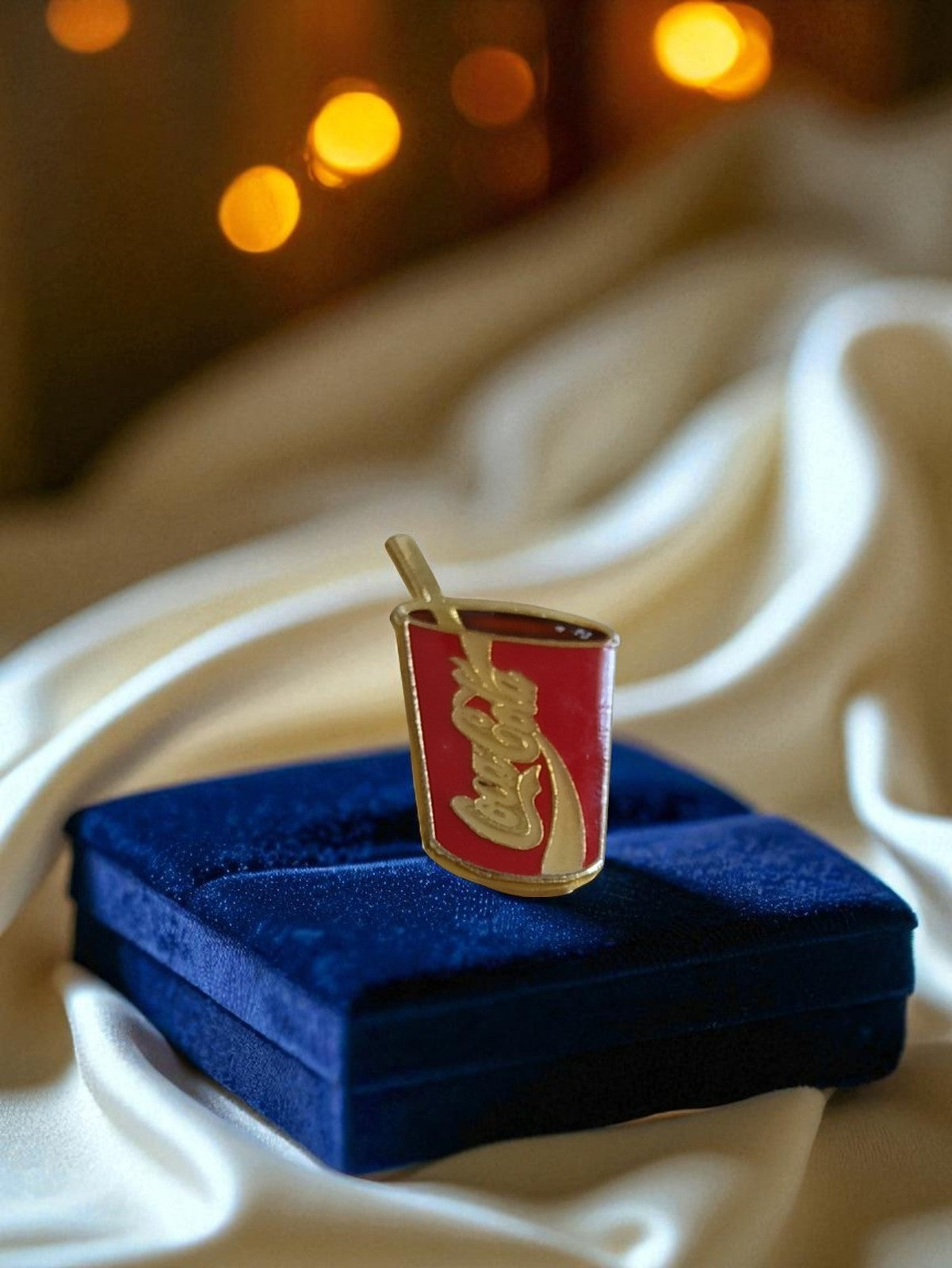 Pin's Coca-Cola gobelet rouge vintage édition limitée publicité