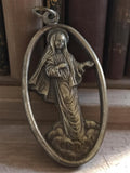 Médaille religieuse Vierge Medjugorje vintage ovale aspect métal ancien