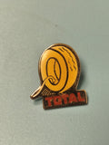 Vintage pin's TOTAL pneu jaune publicitaire rétro collection automobile