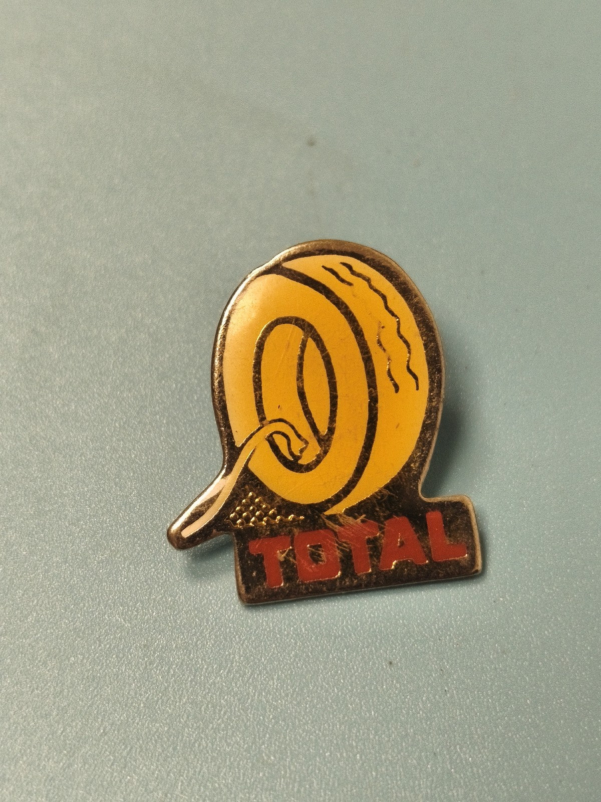 Vintage pin's TOTAL pneu jaune publicitaire rétro collection automobile