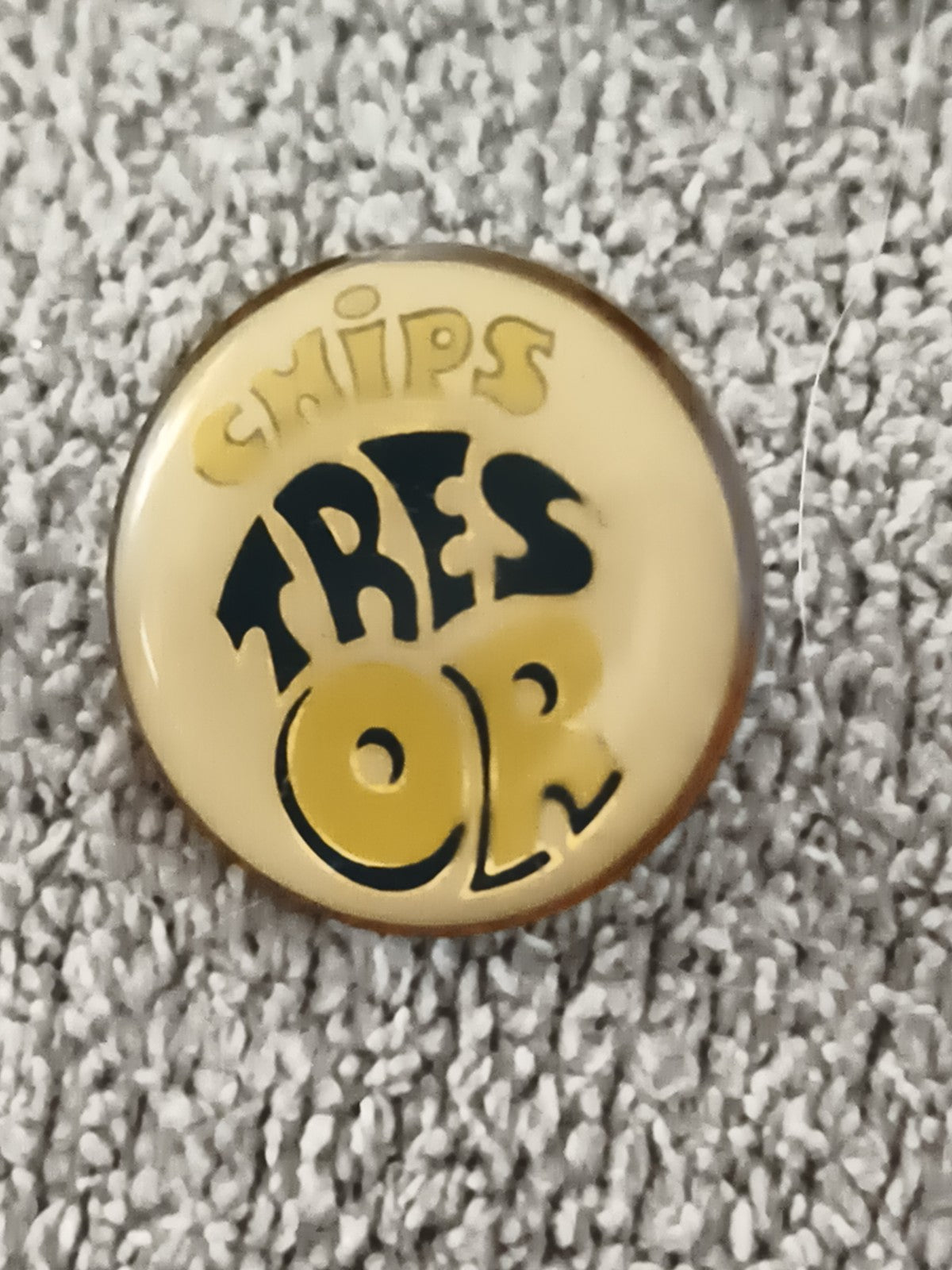 Pin's vintage Chips Trèsor rond jaune publicitaire rétro (Ref 8)