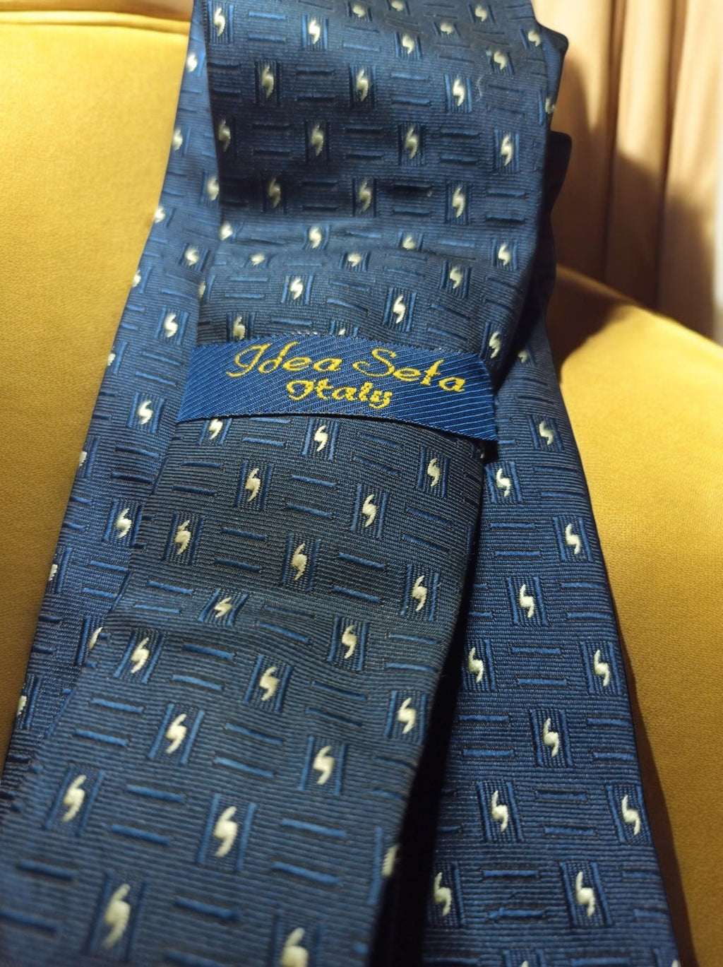 Cravate vintage en soie bleu marine motif géométrique élégant