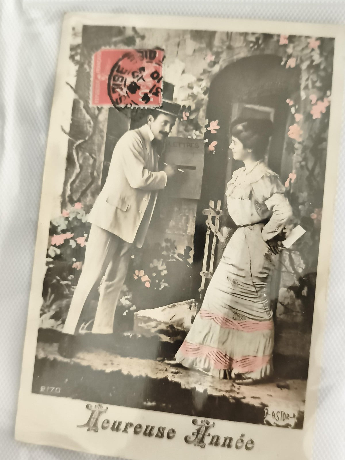 Carte postale ancienne Heureuse Année Astor, scène rétro colorisée, CPA début XX