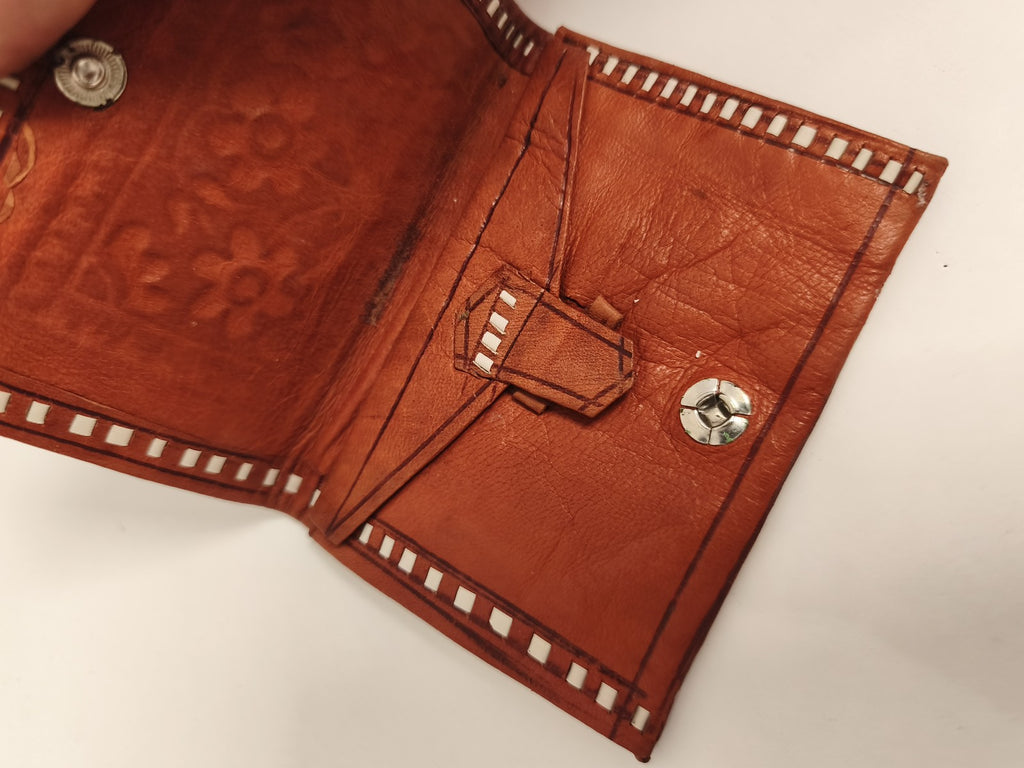 Portefeuille ancien cuir marron motif floral rétro vintage brodé main