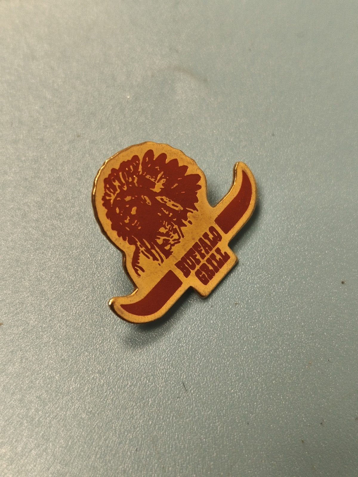 Vintage pin's Buffalo Grill logo tête d'indien rouge jaune collection