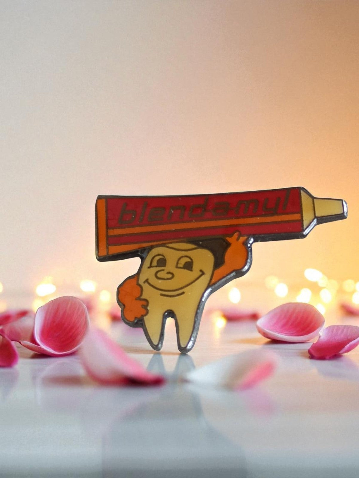 Pin's publicitaire vintage Blend-a-med tube dentifrice édition limitée rare