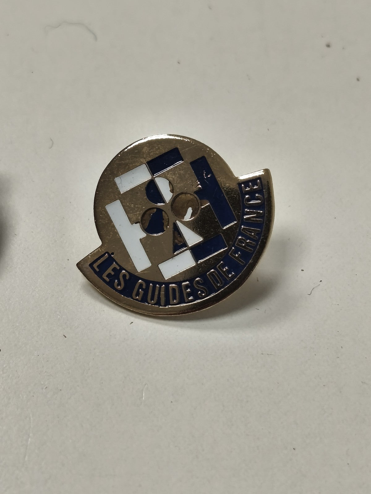 Pin's ancien Les Guides de France badge vintage collection scouts France rétro