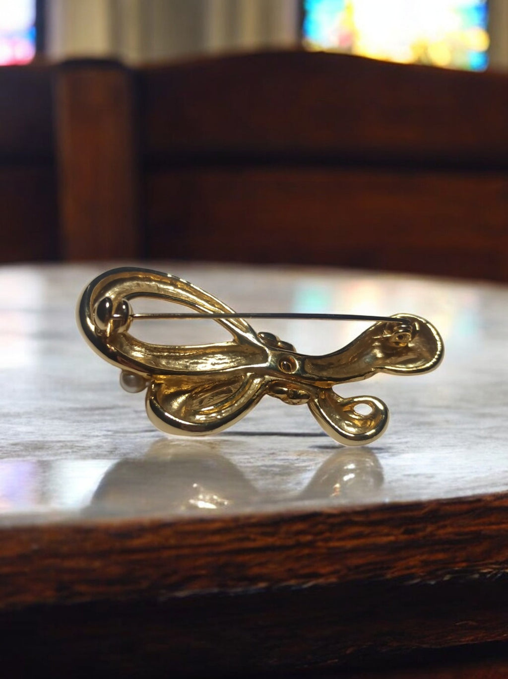 Broche vintage plaquée or nœud, perles et strass, élégant accessoire rétro