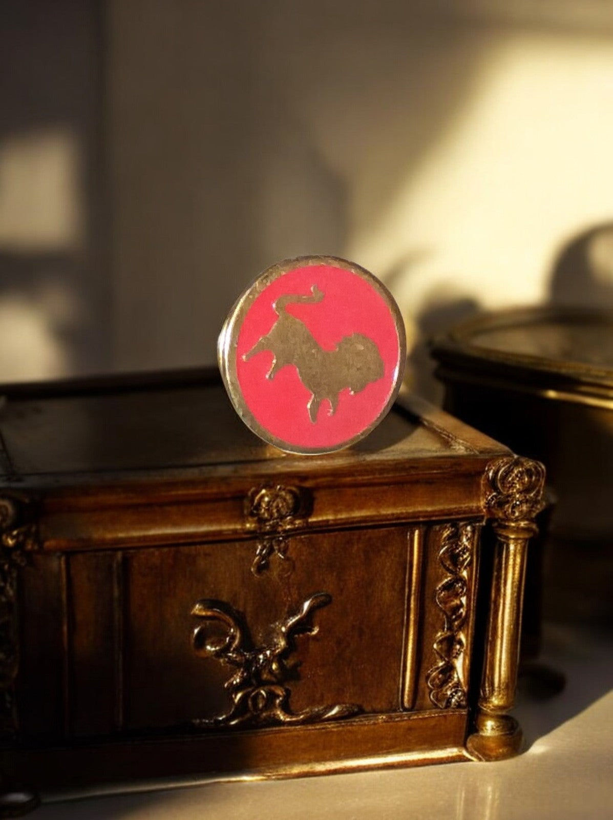 Pin's vintage taureau émail rouge, badge ancien, motif animalier rétro