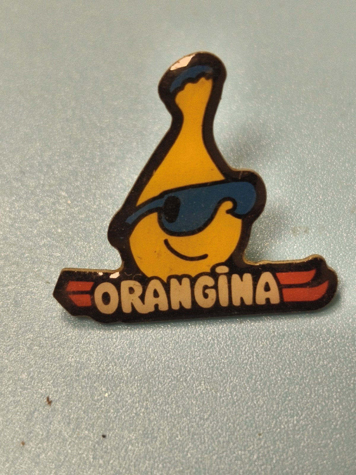 Pin's vintage Orangina mascotte bouteille jaune lunettes bleues collection