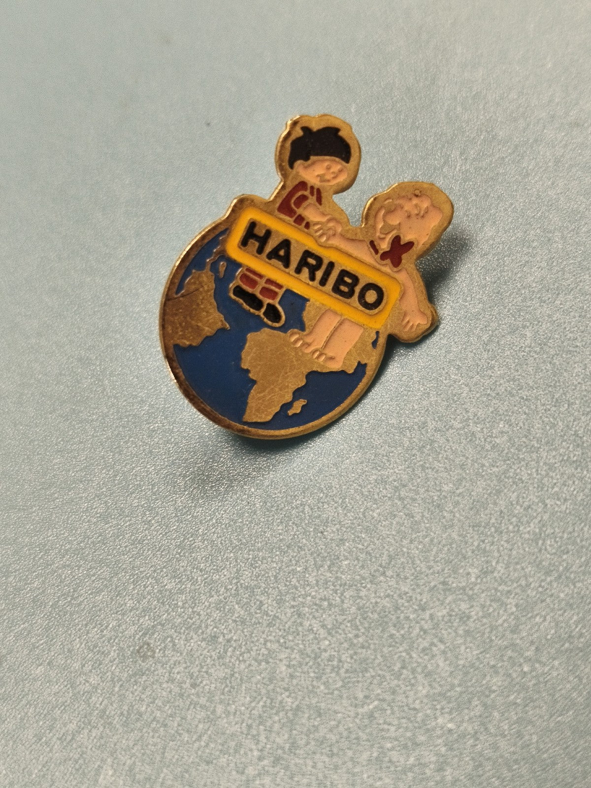 Vintage pin's HARIBO globe enfants, badge ancien collection publicité sucreries