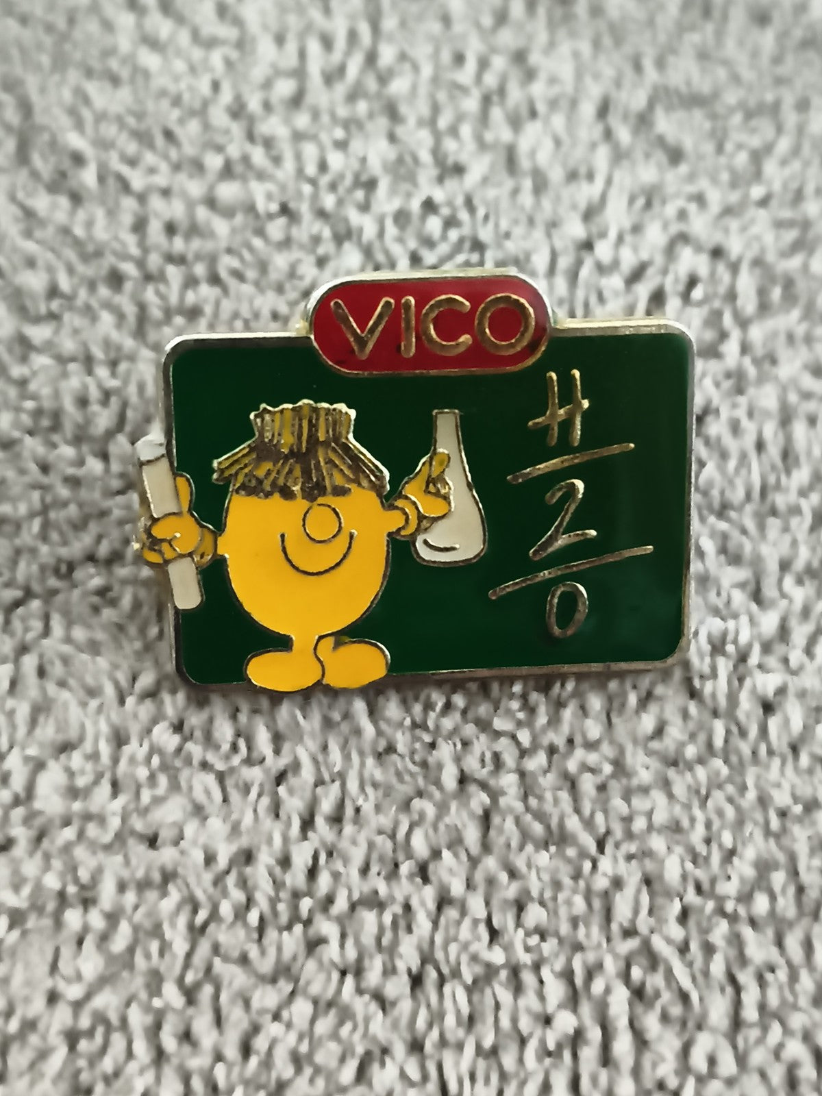 Pin's Vico vintage personnage tableau vert H2O années 90 badge pub
