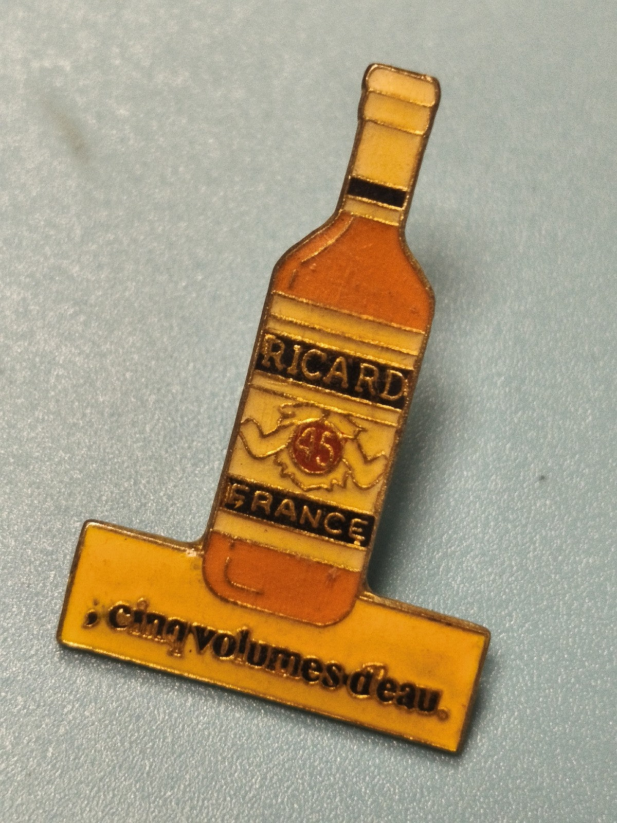 Pin's vintage Ricard bouteille jaune, collection pub, cinq volumes d?eau