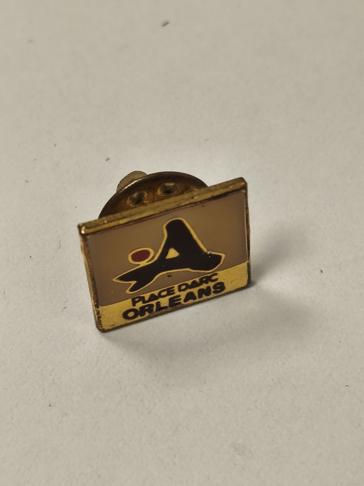 Pin's ancien rétro Place d'Arc Orléans, badge vintage collection France
