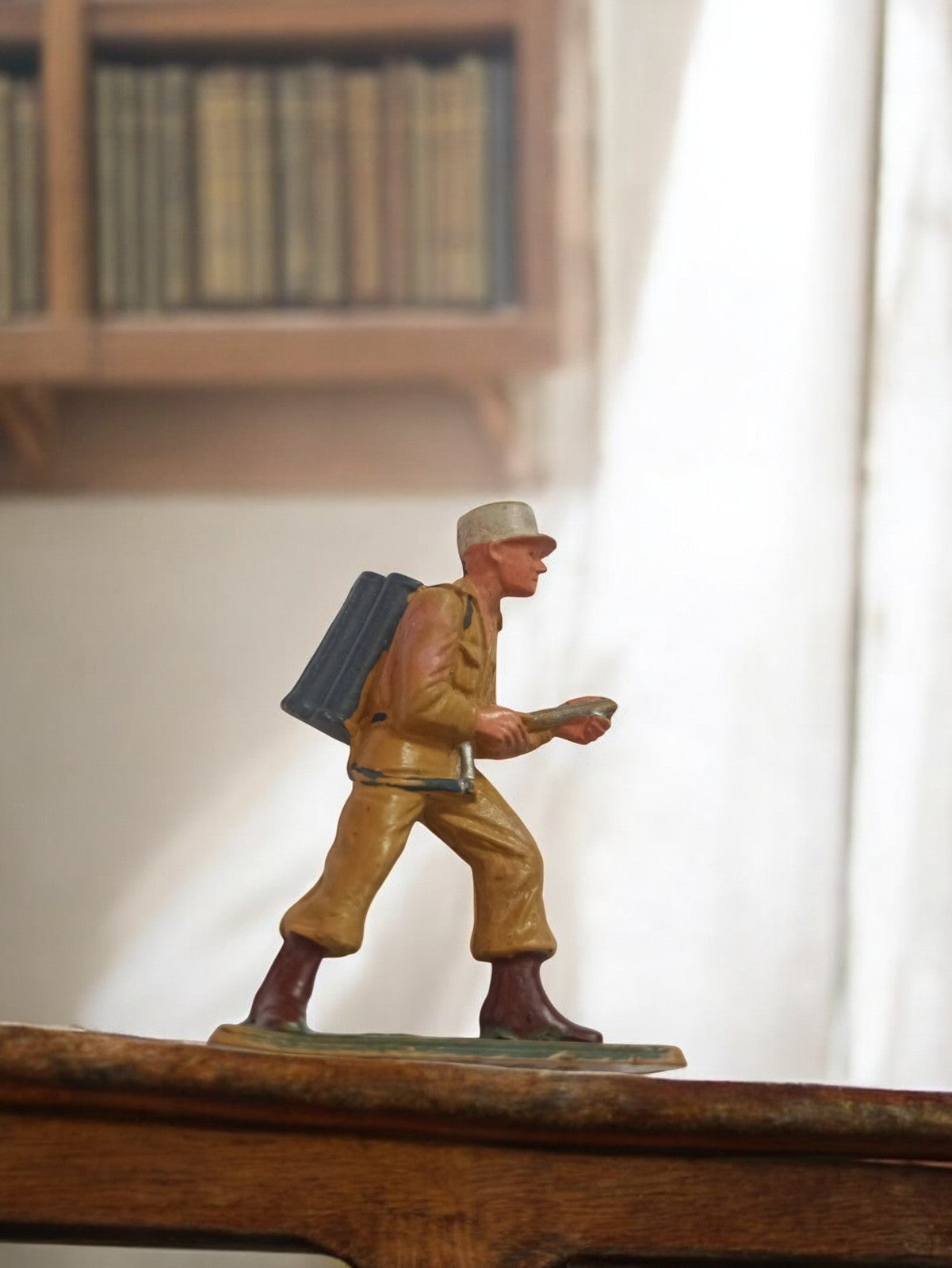 Figurine Starlux vintage soldat marcheur, statuette rétro d’occasion
