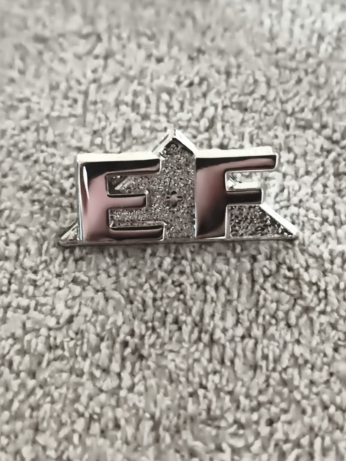 Pin's vintage logo EF finition argentée style années 90 badge broche (Ref 8)