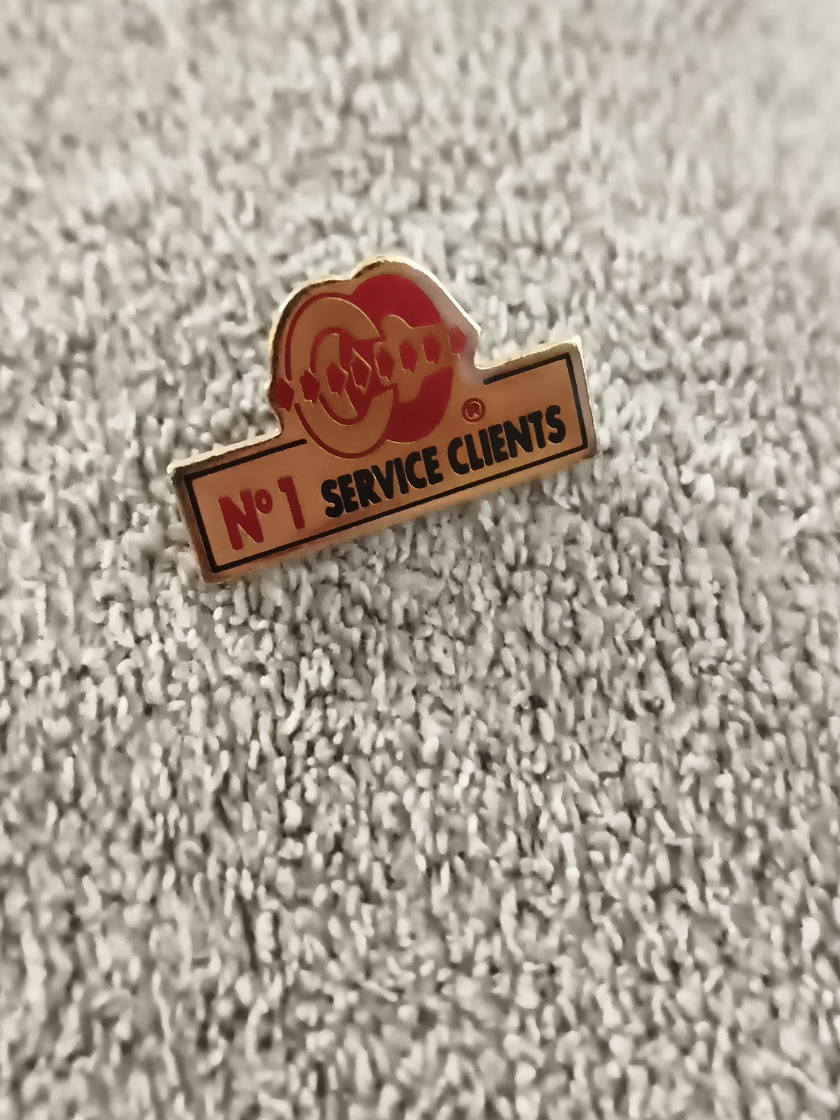 Pin's vintage N°1 Service Clients logo rouge doré badge ancien (Ref 6)