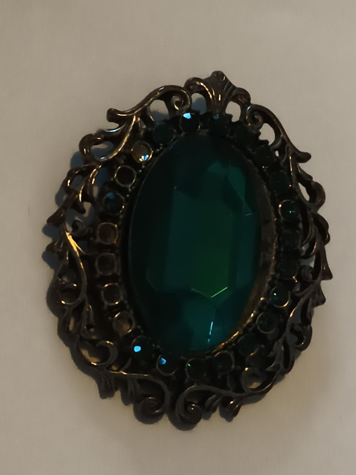 Broche vintage cabochon vert ovale style baroque, monture ajourée rétro