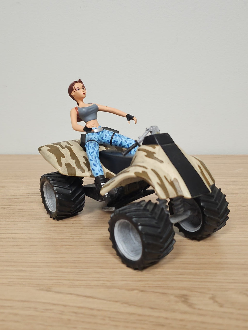 Figurine Tomb Raider Lara Croft sur Quad Bike par Atlas, modèle décoratif gaming