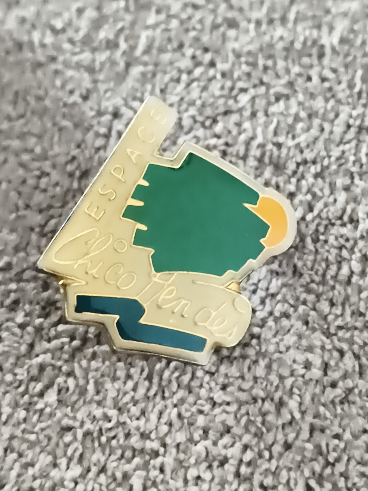 Pin's vintage Espace Chico Mendes émaillé vert doré badge ancien (Ref 10)