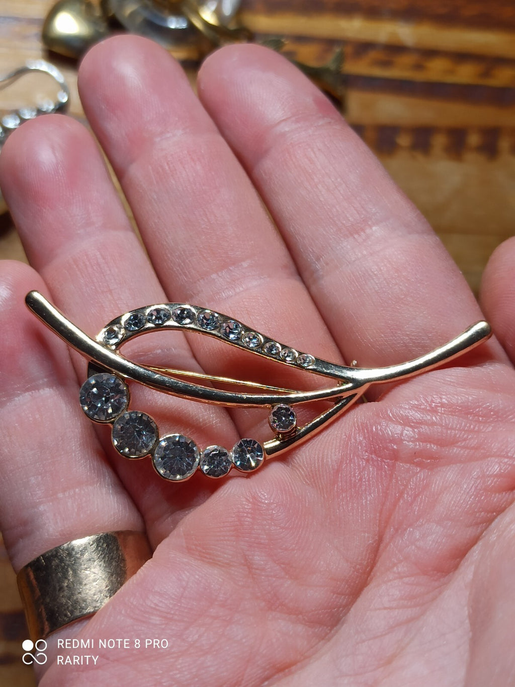 Broche feuille vintage métal doré strass rétro élégante épingle bijou ancien