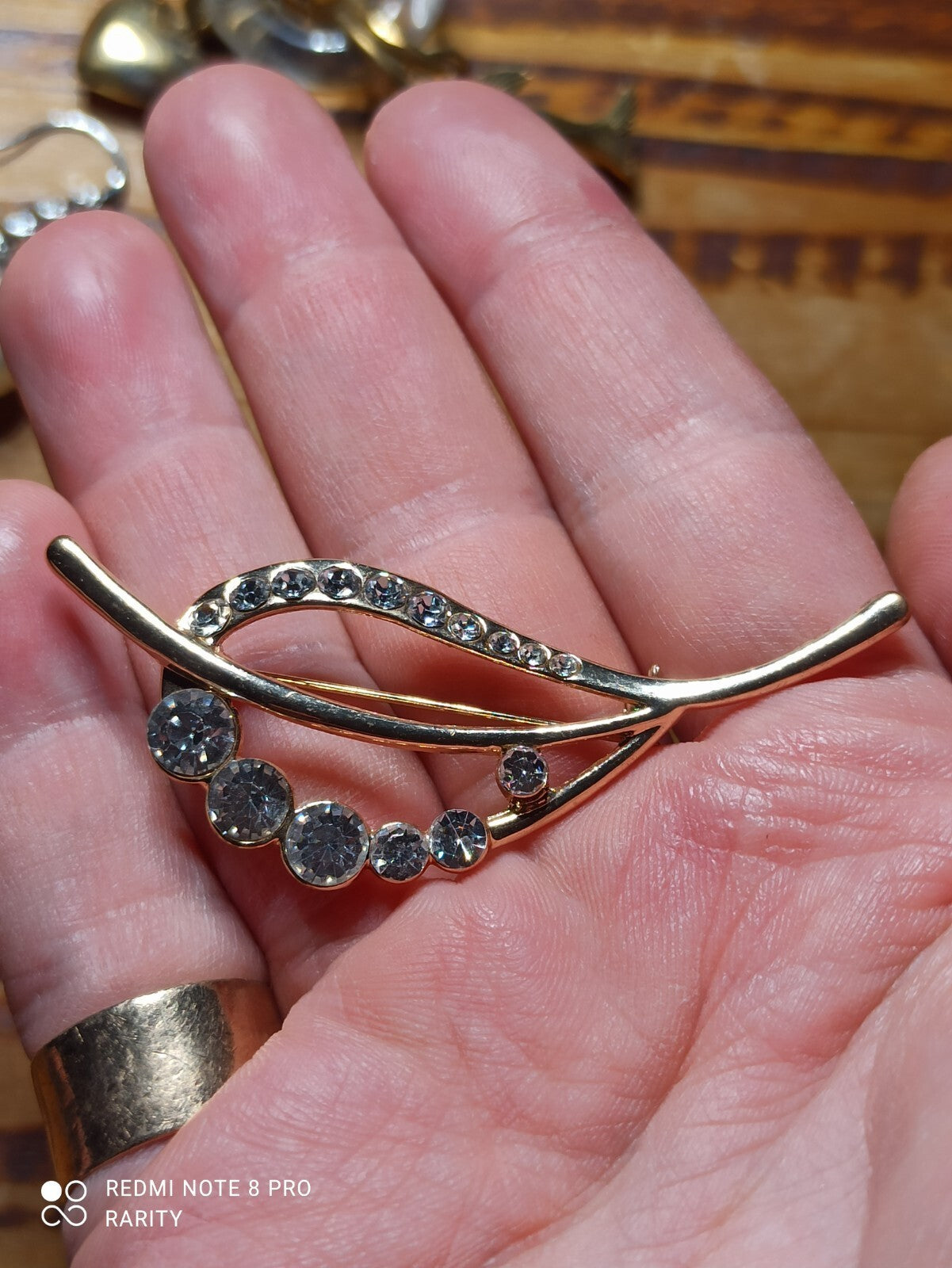 Broche feuille vintage métal doré strass rétro élégante épingle bijou ancien