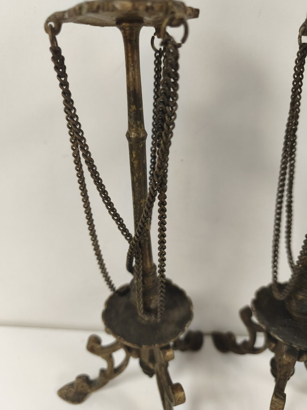Paire de chandeliers en bronze XIXe, chaînettes et plateaux festonnés