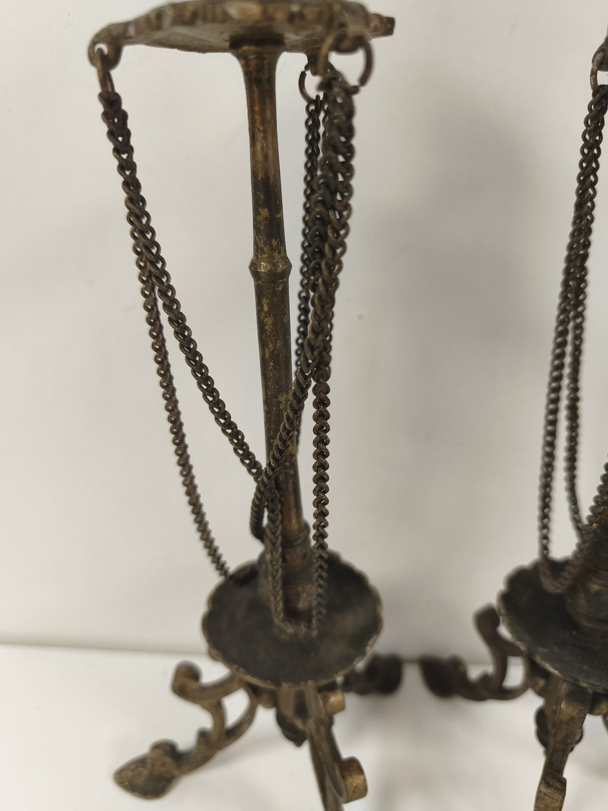 Paire de chandeliers en bronze XIXe, chaînettes et plateaux festonnés