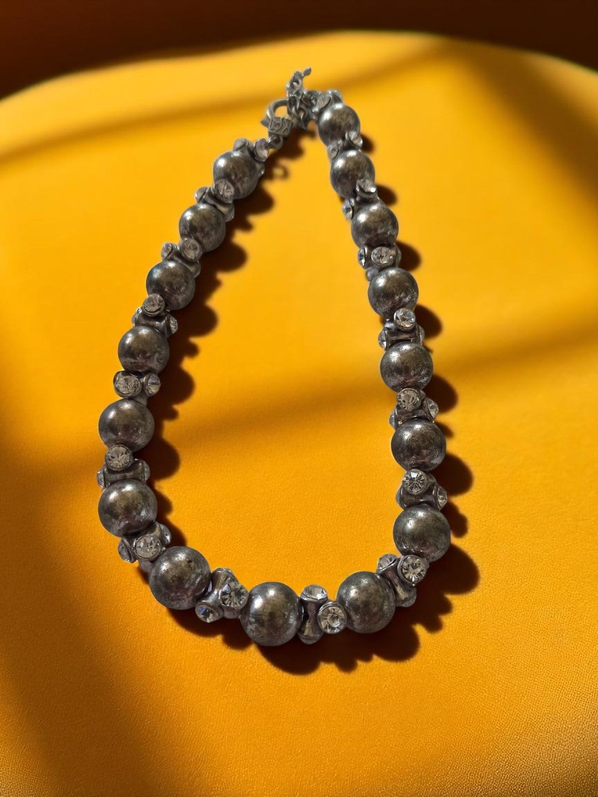 Collier vintage boules métal et strass gris, bijou rétro femme ancien