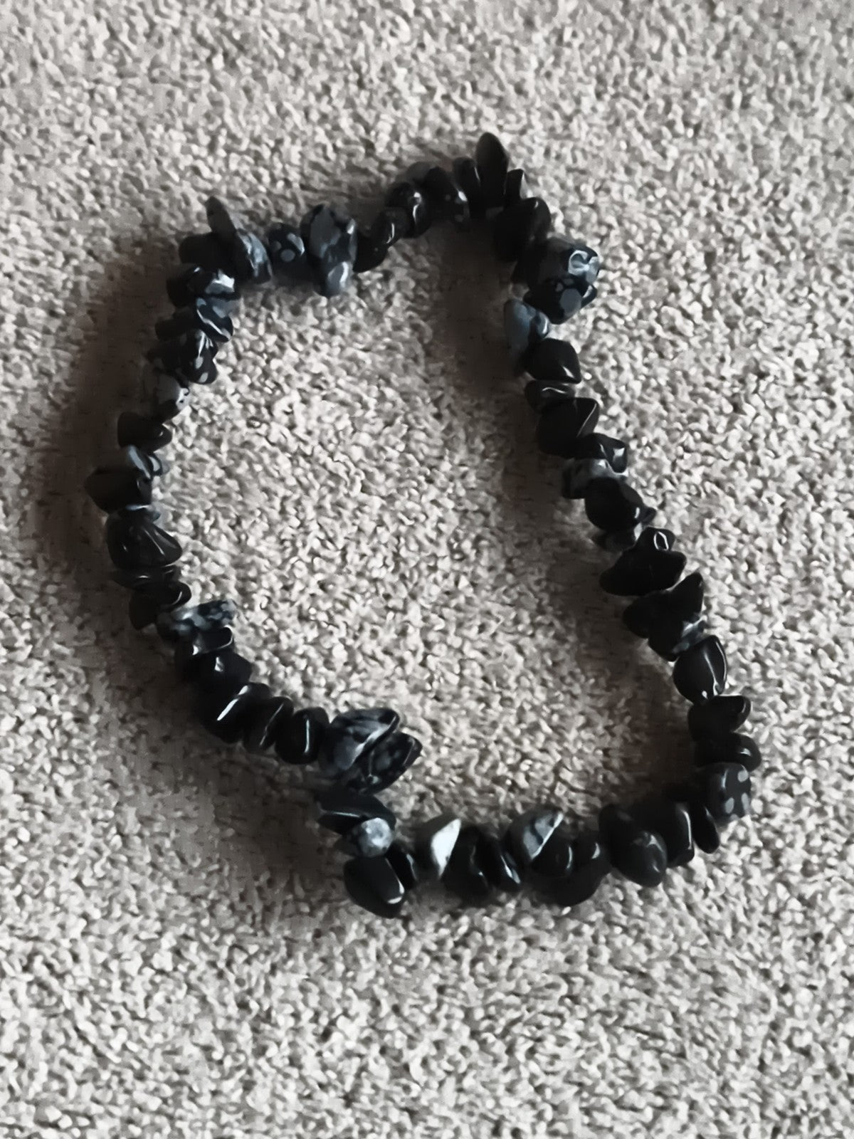 Bracelet pierres naturelles noir éclats irréguliers élastique, perles fantaisie