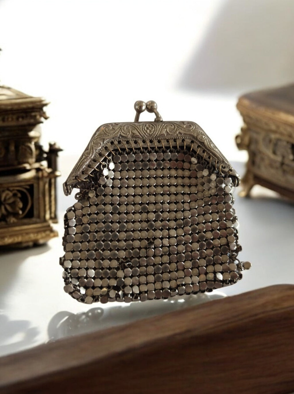 Porte-monnaie ancien en métal maillé, fermoir gravé, vintage art déco