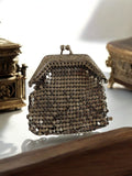 Porte-monnaie ancien en métal maillé, fermoir gravé, vintage art déco