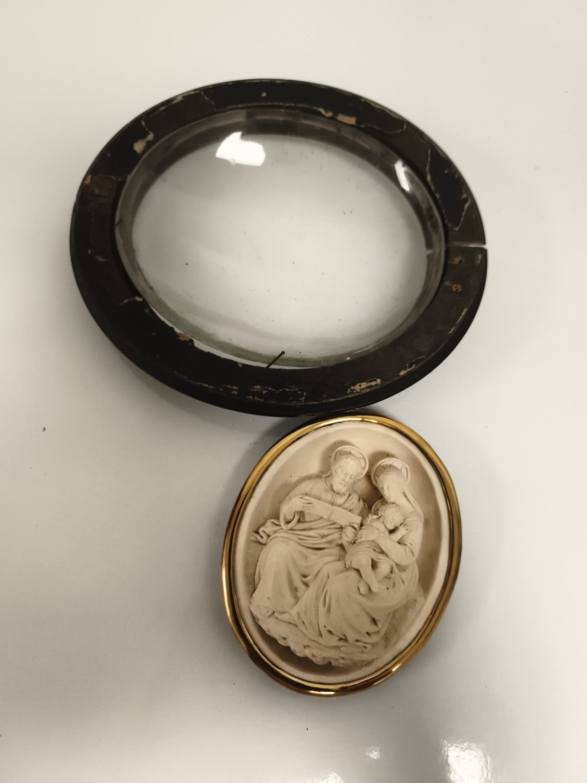 Bas-relief ancien sous verre cadre bois noirci style XIXe religieux ovale
