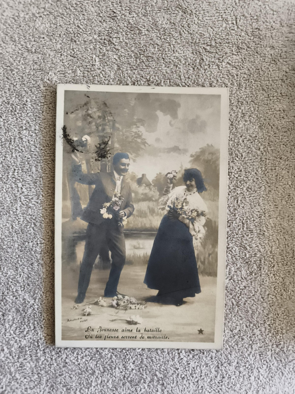 CPA ancienne scène galante humour fleurs costumes début XXe photo