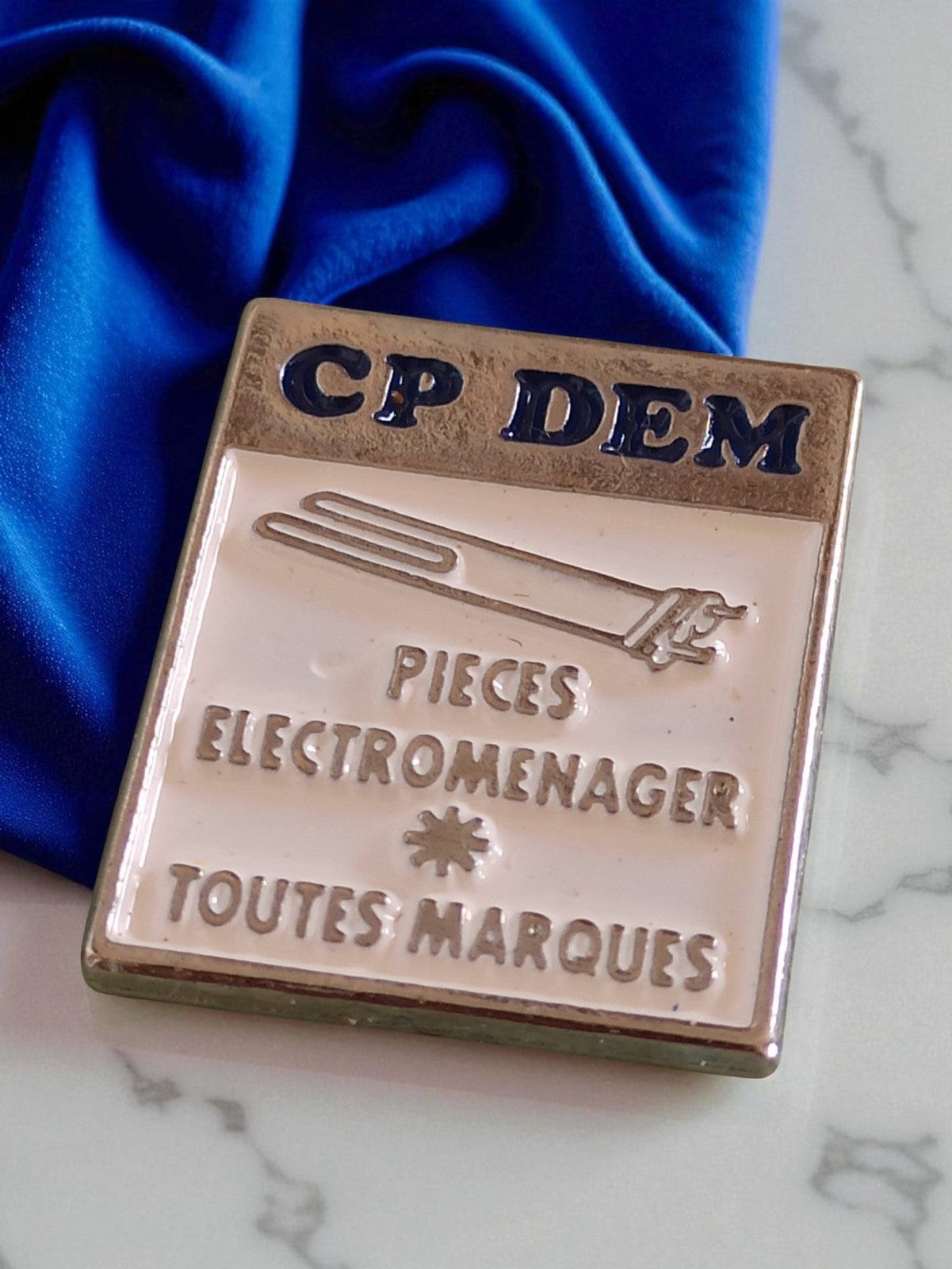 Pin's publicitaire vintage émaillé CP DEM électroménager rétro rare
