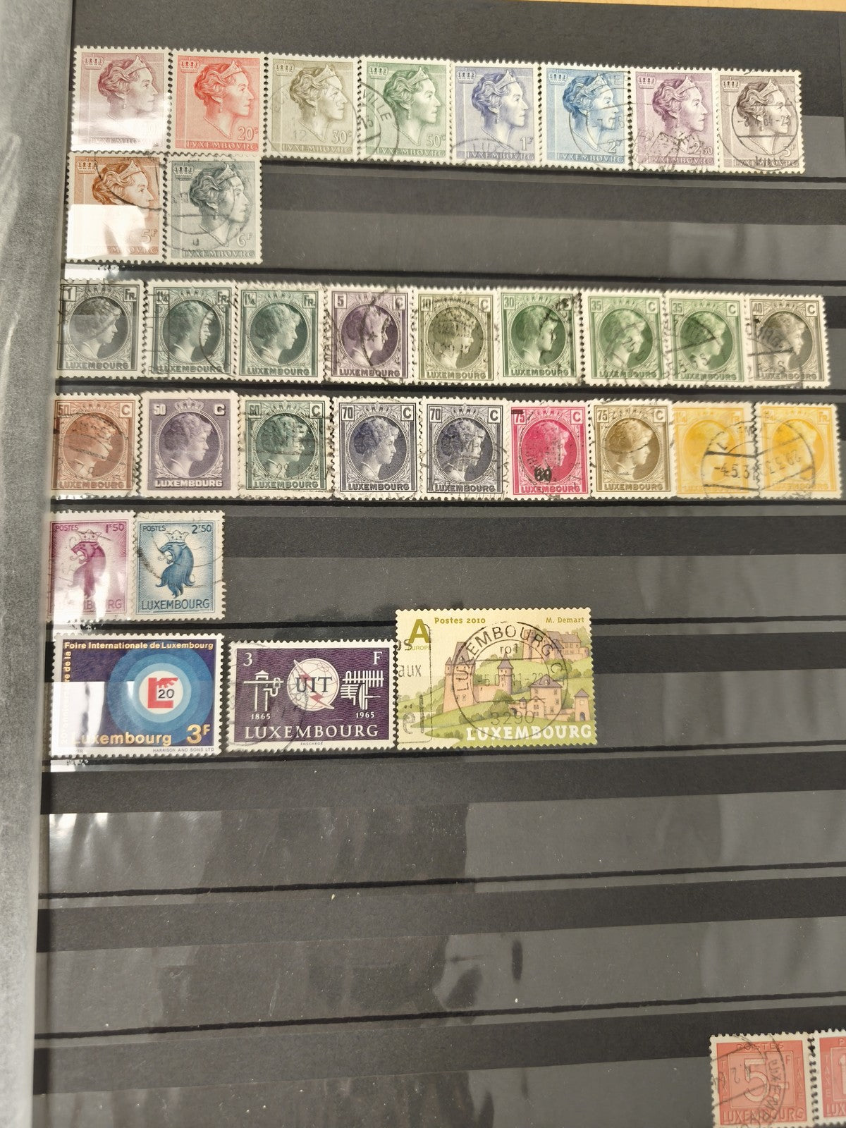 Lot de timbres Luxembourg multicolores, différents motifs, oblitérés et neufs