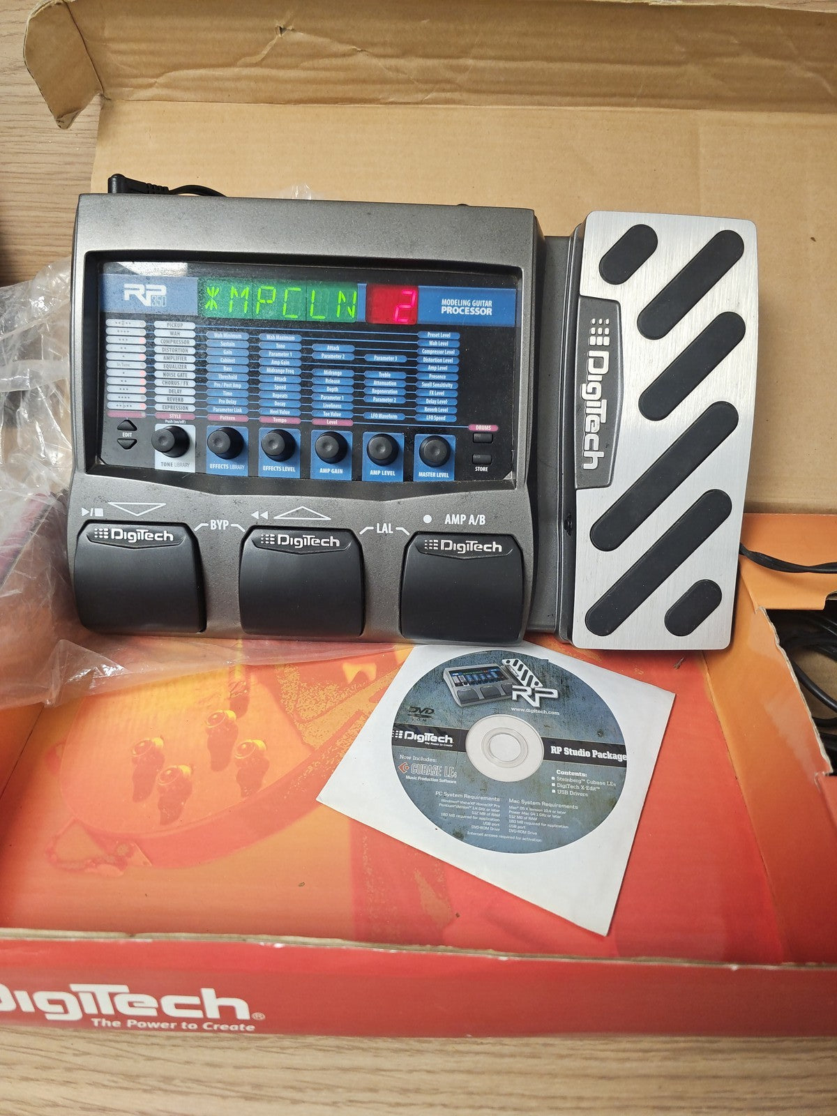 Processeur multi-effets guitare DIGITECH RP350 avec module batterie intégré