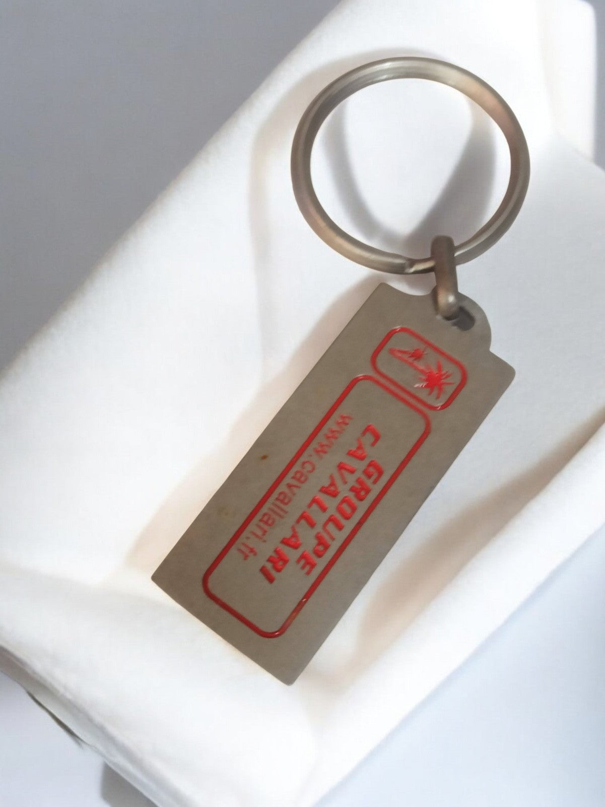 Porte-clés publicitaire Groupe Cavallari ancien vintage métal aspect satiné