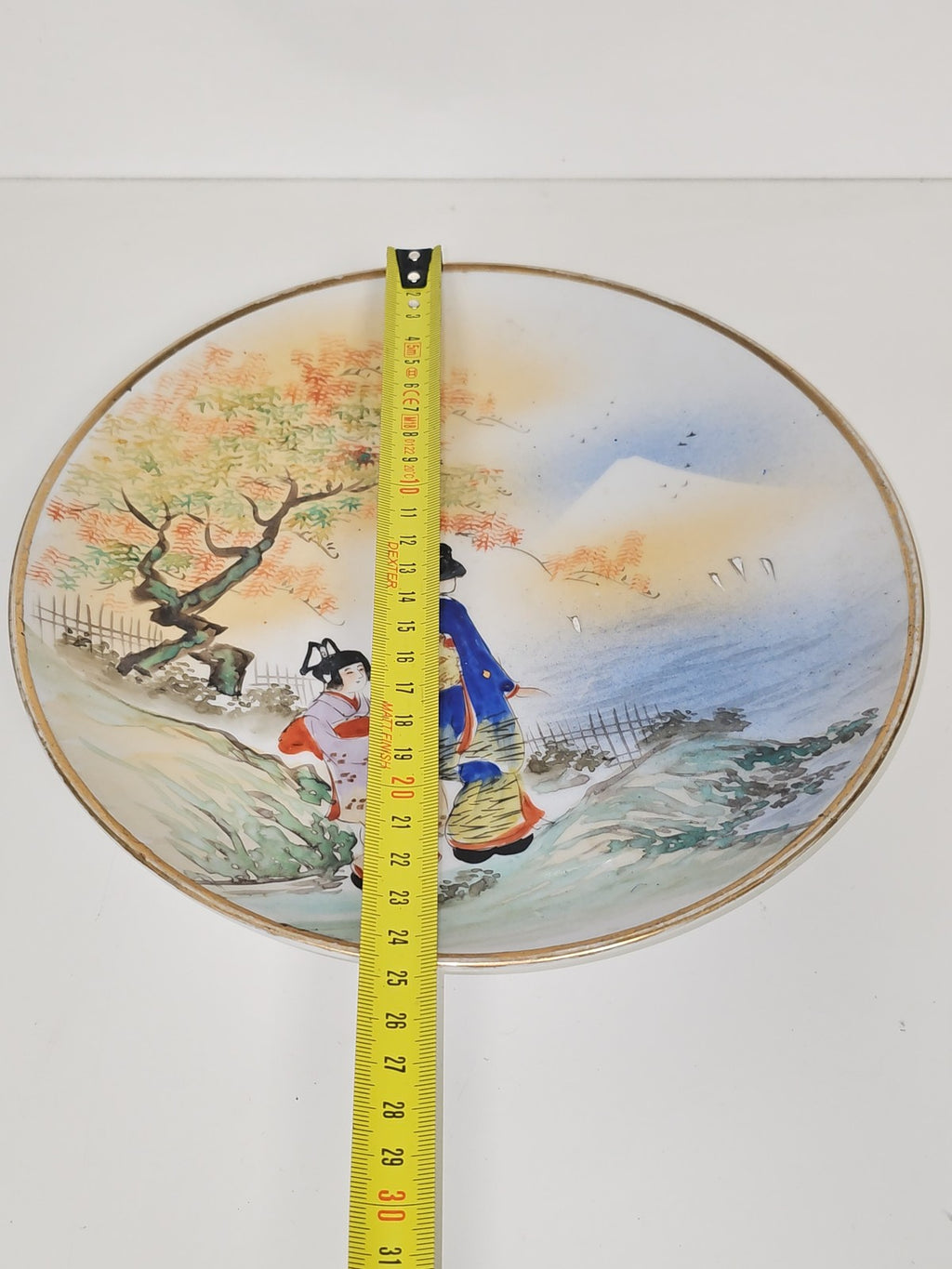 Assiette ancienne japonaise en porcelaine peinte main, geisha, signée, filet or,
