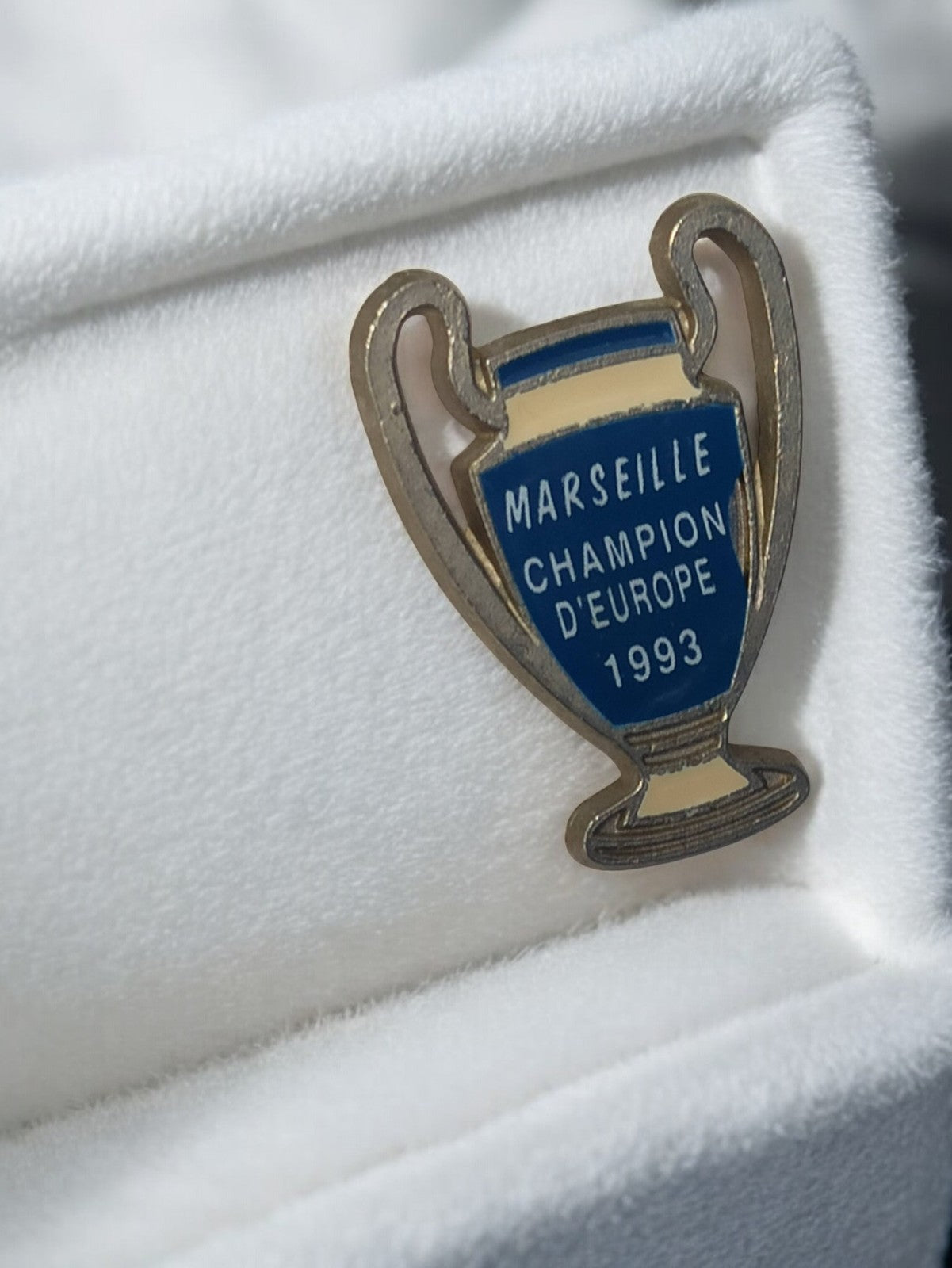 Pin's vintage OM 1993 trophée Marseille Champion d'Europe rétro football